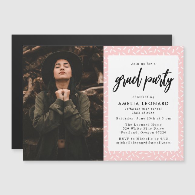 Invitation Magnétique Script moderne Blush Pink Photo Party graduation (Devant / Derrière)