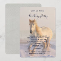 Magnifique Cheval Blanc Galopant dans la Neige Ann