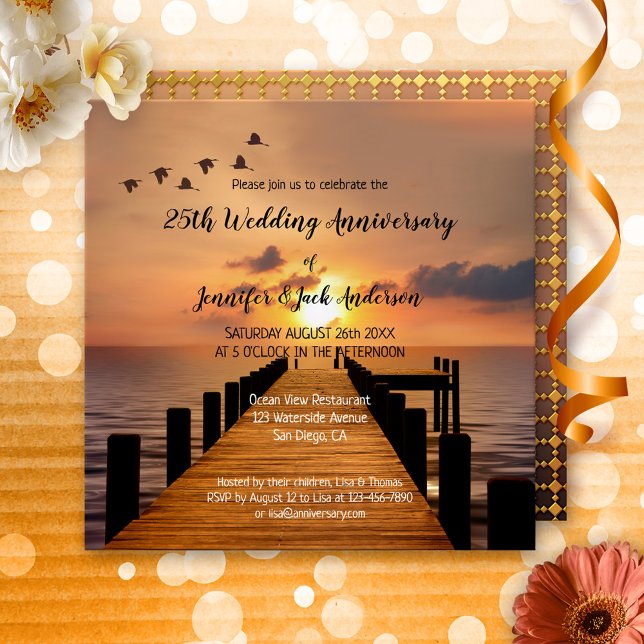 Invitation Mariage Anniversaire de Crépuscule Côtiers Naïques (A romantic wedding anniversary invitation featuring a sunset on a jetty at the waterfront)