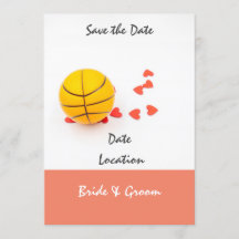 Mariage de basketball avec des coeurs rouges d'amo