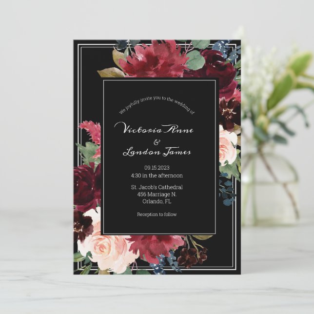 Invitation Mariage de script élégant flush Floral Bourgogne (Debout devant)