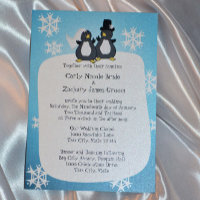 Mariage de toon de pingouin à fût de neige