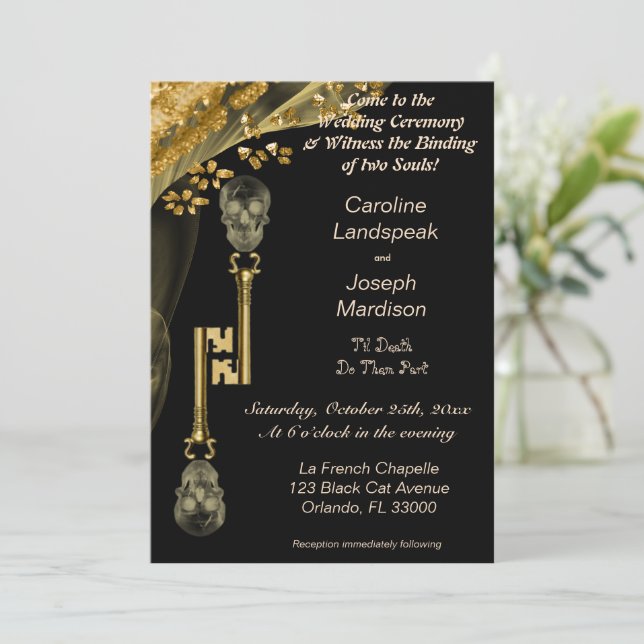 Invitation Mariage d'Halloween des crânes d'or éffrayant (Debout devant)