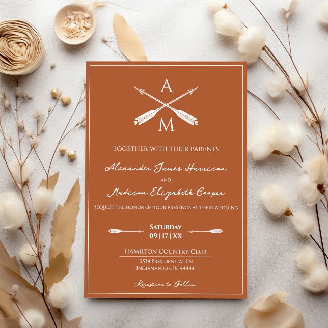 Invitation Mariage Flèches et monogrammes | Orange brûlé (Burnt Orange Arrows and Monograms Wedding Invitation)
