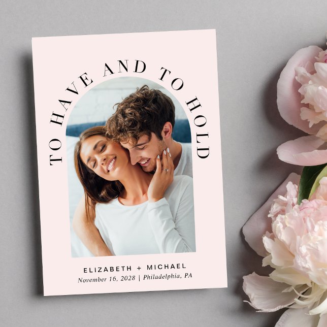 Invitation Mariage moderne Arch Photo rose (Celebrate your love story with an invitation showcasing your favorite photo in an elegant arch frame)