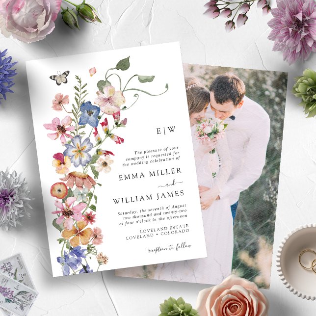Invitation Mariage photo floral moderne (Watercolor Colorful Wildflower Monogrammed Wedding Invitation with Engagement Photo)
