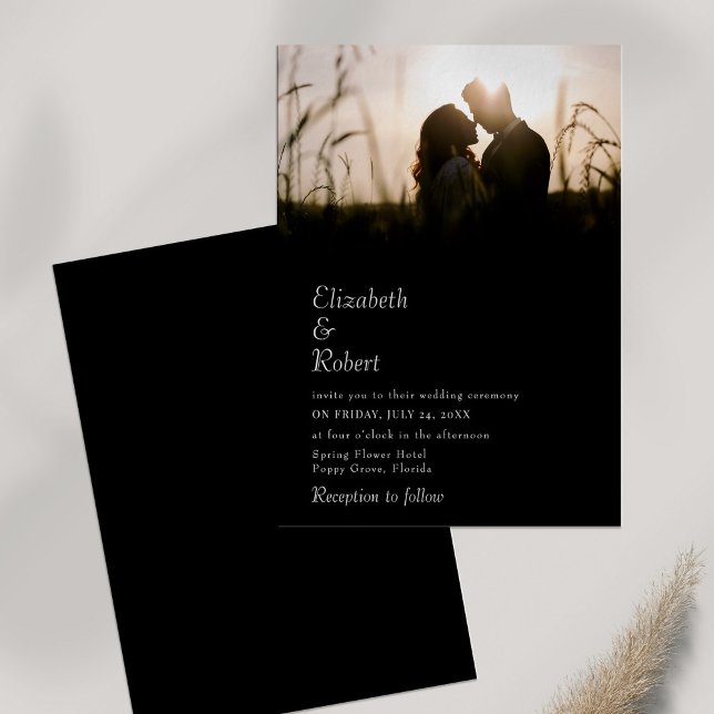 Invitation Mariage photo personnalisé noir moderne (Modern Black Custom Photo Wedding Invitation on white table with dry wildflower.)