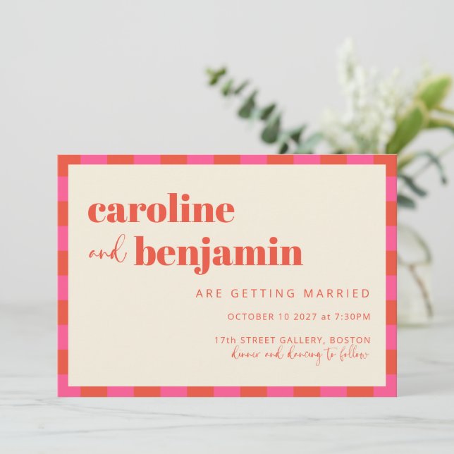 Invitation Modèle de mariage à carreaux rose et orange gras  (Debout devant)