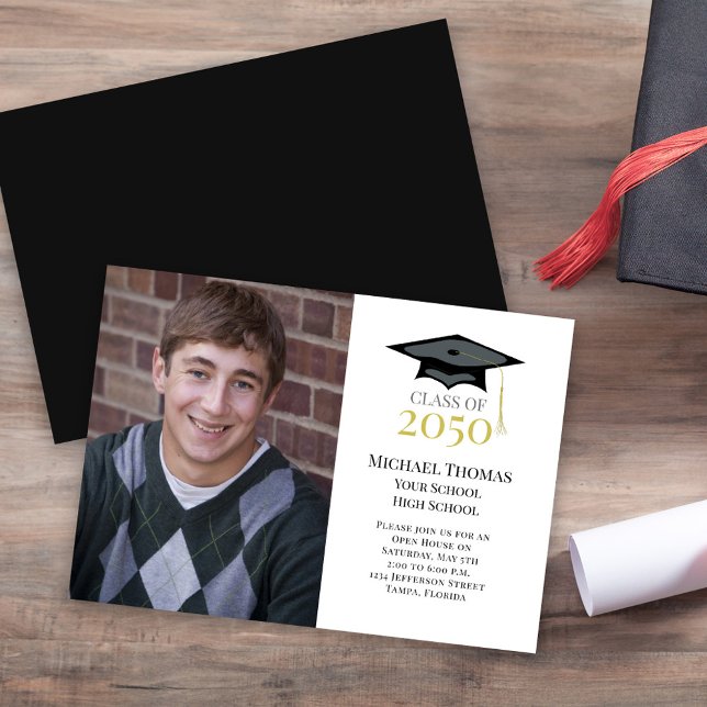 Invitation Modèle photo Casquette Gold Graduation (Classic Graduation photo invitation template with classic graduation hat.)