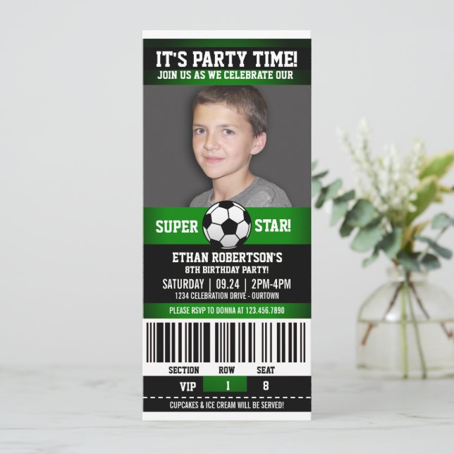 Invitation Modèle photo d'anniversaire de football (Debout devant)