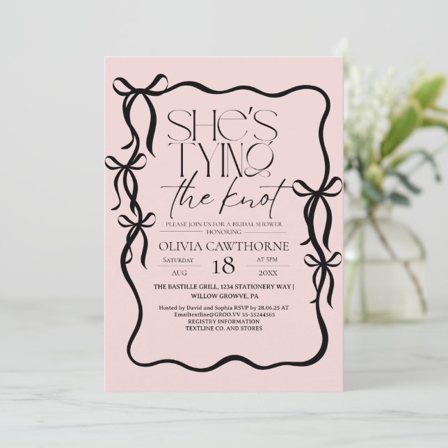 Invitation Modern Black and Pink Bow Bridal Shower (Debout devant)