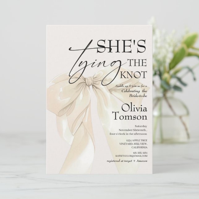 Invitation Modern Bow She's Tying the Knot Bridal Shower (Debout devant)