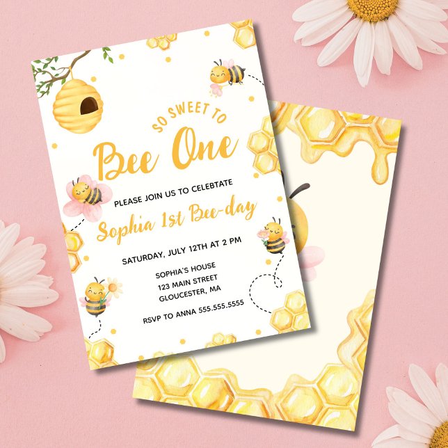 Invitation Moderne Cute C’est tellement doux d’être le premie (So Sweet to Bee One birthday invitation with cute bees and honeycomb accents)