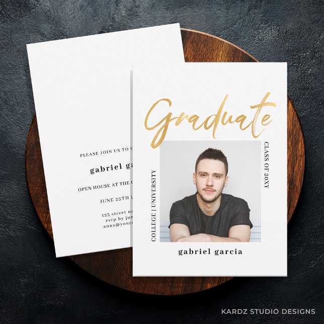 Invitation Moderne Faux Or Écriture Gradué pour une Fête (Front and back side of the card shown in a 5x7 in. with Faux Gold on Graduate typography.)
