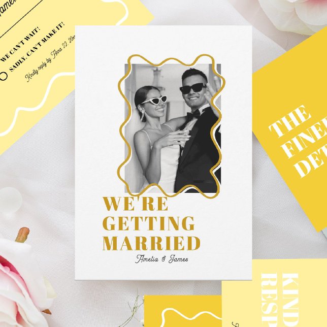 Invitation moderne Gras coloré Wavy funky jaune Mariage (Créateur téléchargé)