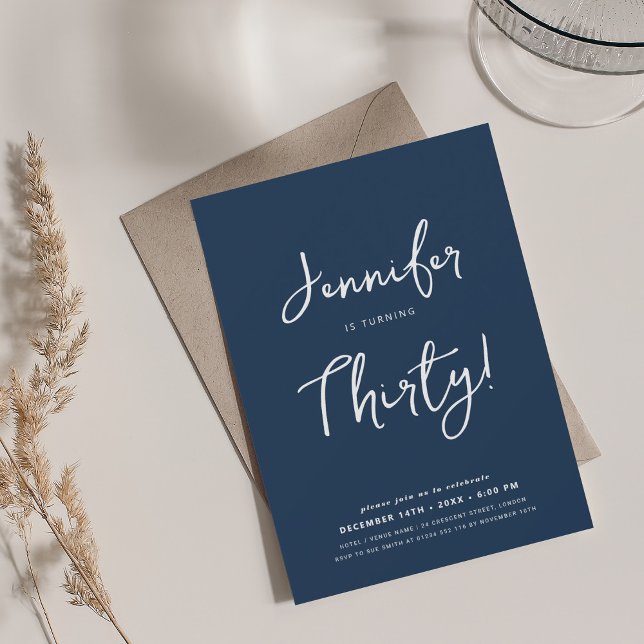 Invitation Moderne minimal 30e anniversaire Script Navy Blue (Modern Minimal 30th Birthday Script Navy Blue Invitation)