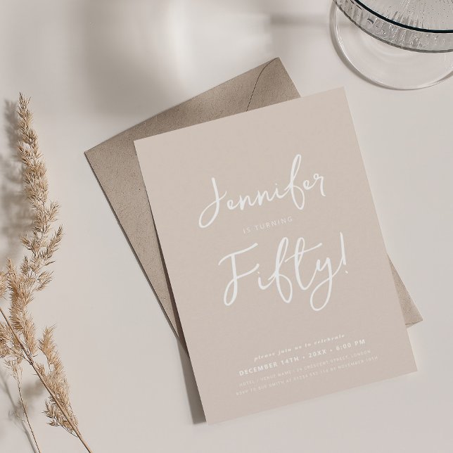 Invitation Moderne minimal 50e anniversaire Script Champagne (Modern Minimal 50th Birthday Script Champagne Invitation)