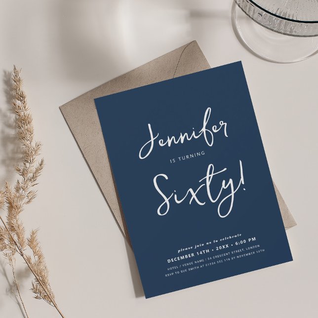 Invitation Moderne minimal 60e anniversaire Script Navy Blue (Modern Minimal 60th Birthday Script Navy Blue Invitation)