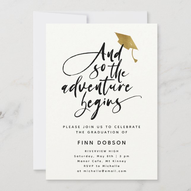Invitation Moderne Script Graduation Gold Casquette Party Inv (Devant)