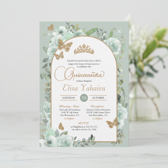 Invitation Monnaie Vert Sage Floral Or Papillon Quinceañera (Debout devant)