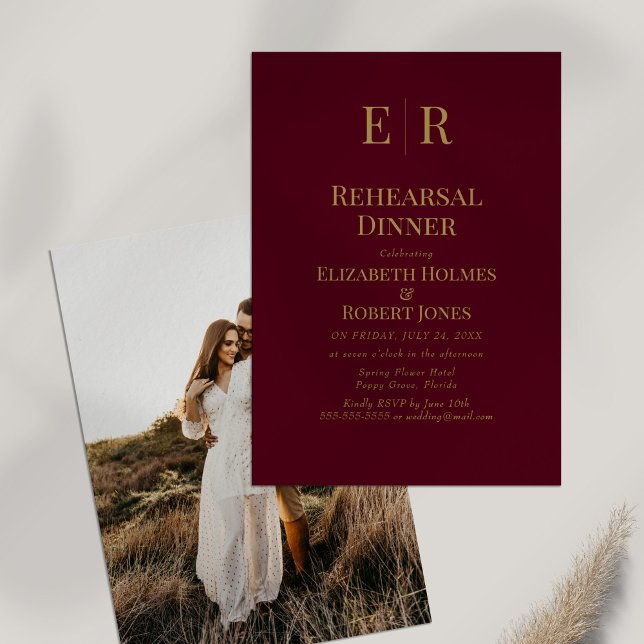 Invitation Monogramme Bourgogne Dîner de répétition photo per (Burgundy Monogram Custom Photo Rehearsal Dinner Invitation on white table with dry wildflower.)