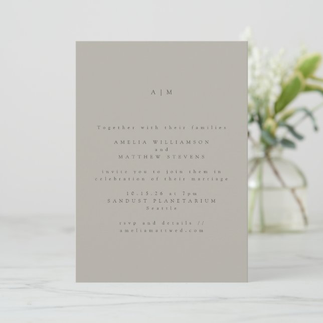 Invitation Monogramme classique minimaliste Taupe Mariage gri (Debout devant)