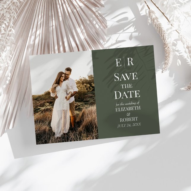 Invitation Monogramme d'olive foncée moderne Photo Enregistre (Modern Dark Olive Monogram Photo Save the Date Invitation on a white table with neutral dry flowers)