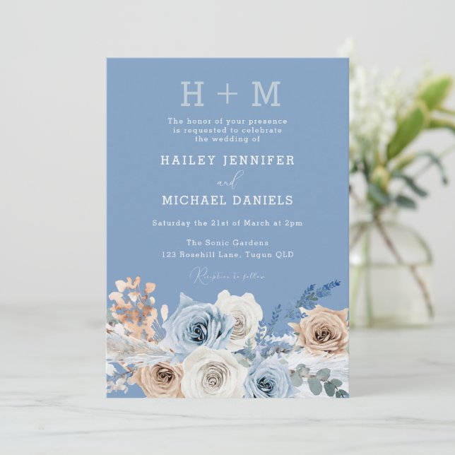 Invitation Monogramme moderne Boho Dusty Blue Floral Mariage (Debout devant)