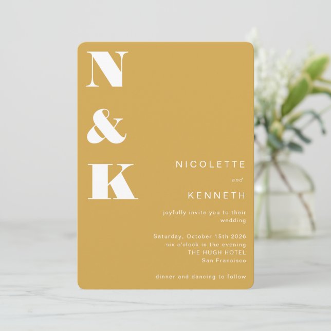 Invitation Monogramme moderne moutarde Jaune Bold Mariage chi (Debout devant)