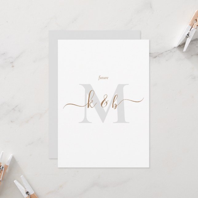 Invitation Monogramme or et gris Laver Script Brides Parents (Devant/Arrière en situation)