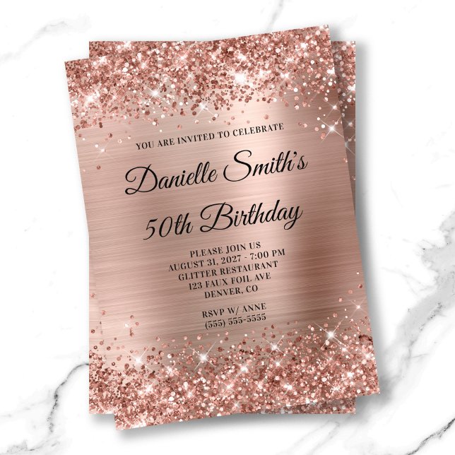 Invitation Monogramme rose de la cireuse d'or 50e anniversair (Rose Gold Glittery Foil Monogram 50th Birthday Invitation 5x7)