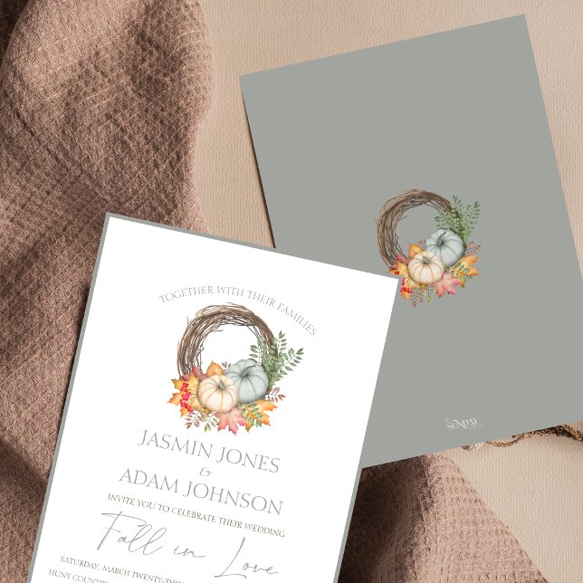 Invitation Moody Grey Rustic Mariage de récolte d'automne (Fall in Love Dusty Blue Autumn Pumpkin Wedding Invitation)