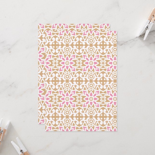 Invitation motif de fleurs rose et blanche sur un dos brun (Devant/Arrière en situation)