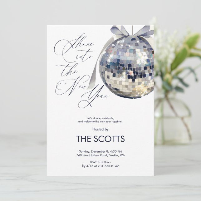 Invitation New Year’s Eve Party Shine Into the Disco Ball (Debout devant)