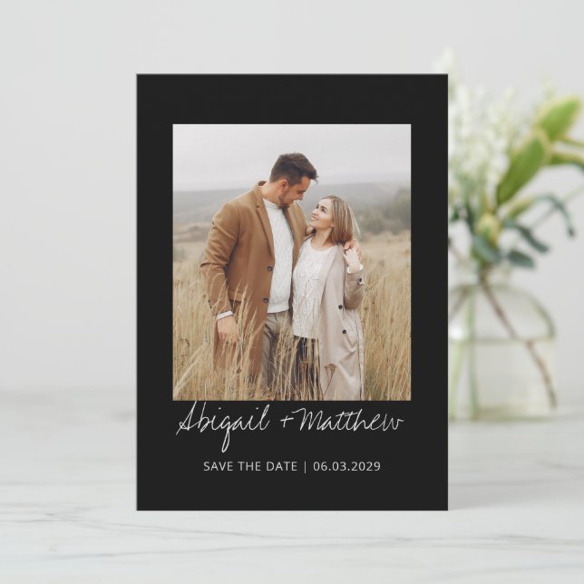 Invitation Noir Blanc Simple Photo Écrit à la Main Enregistre (Debout devant)