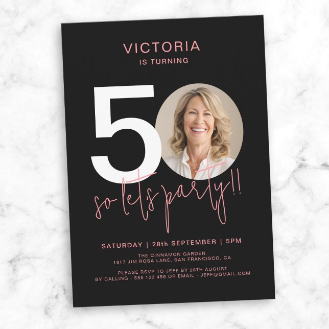 Invitation Noir rose moderne 50e anniversaire (Modern Black Pink Photo 50th Birthday Invitation)