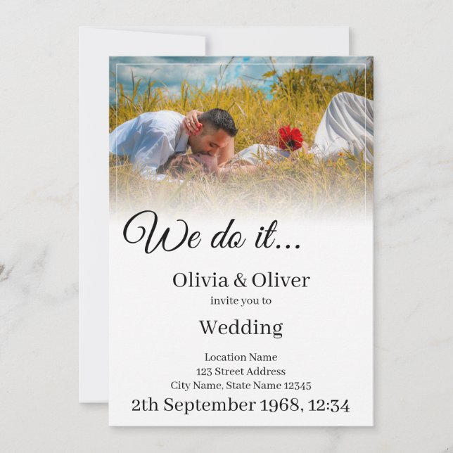 Invitation Nous le faisons - Embrasser un couple sur un pré (Devant)