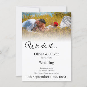 Invitation Nous le faisons - Embrasser un couple sur un pré