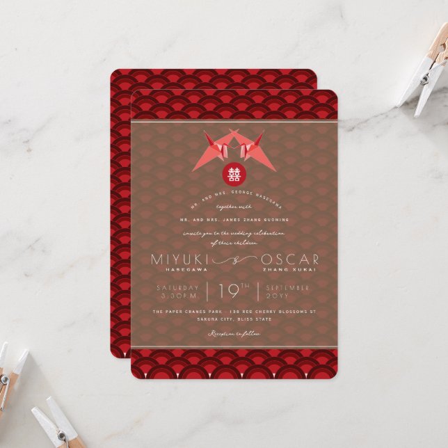 Invitation Origami Grues en papier rouge Mariage asiatique (Devant/Arrière en situation)