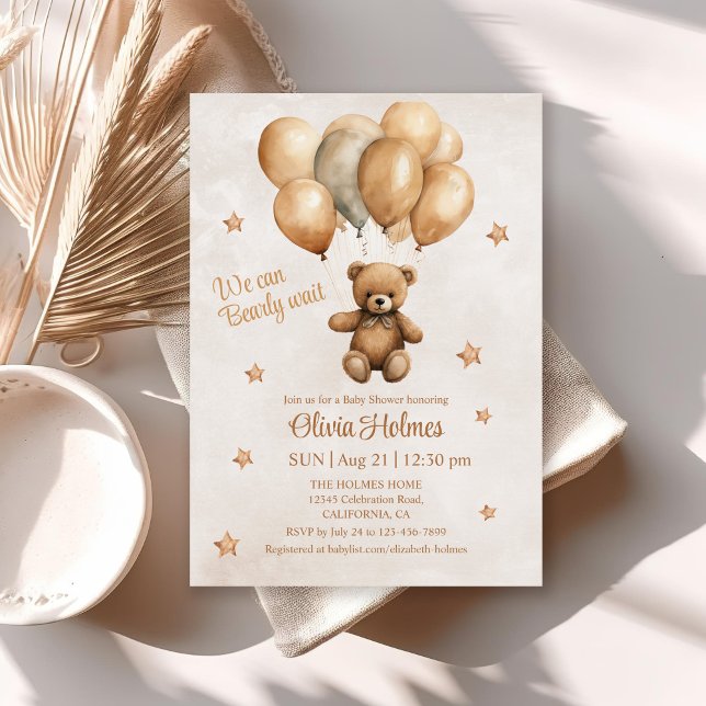 Invitation Ours en peluche Boho avec ballons Douche Invitatio (Boho Teddy Bear with Balloons Shower Invitation on white table with neutral boho decor.)