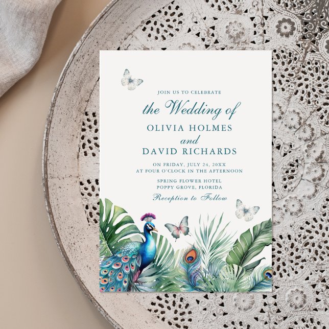 Invitation Papillons Mariage Plumes de Paon Tropicaux (Tropical Peacock Feathers Butterflies Wedding Invitation on a neutral boho plate.)