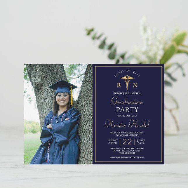 Invitation Parti de graduation de l'école Médicale de soins i (Debout devant)