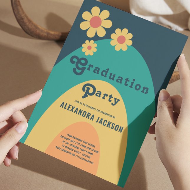 Invitation Parti de graduation rétro super (Retro simple floral graduation party invitation with daisy and 70s groovy typography )