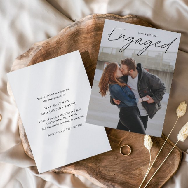 Invitation Partie d'engagement Mariage photo de script modern (Modern script engaged photo wedding engagement party or shower invitations.)