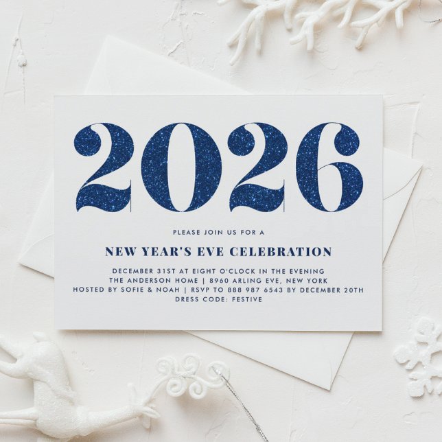 Invitation Parties scintillant blanche et bleue 2024 Soirée d (Customizable 2026 New Year's Eve party invitation featuring faux navy blue glitter.)