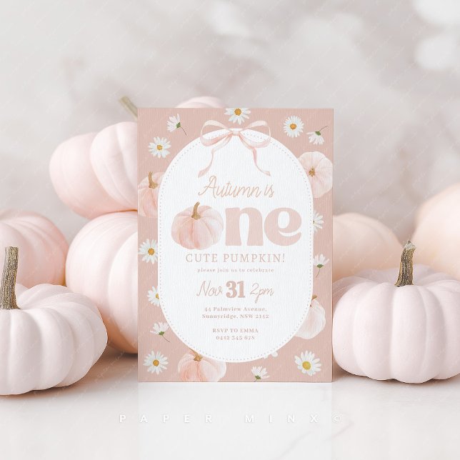 Invitation Petit Citrouille 1er anniversaire marguerites rose (One Cute Pumpkin Girl's 1st birthday Invitation in pink with pumpkins, daisies and bow. )