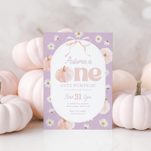 Invitation Petite Citrouille 1er anniversaire marguerites pou (One Cute Pumpkin! Girl's 1st birthday invitation with purple background, pumpkins and daisy flowers.)