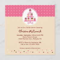Petits gâteaux sur un support (rose/crème)