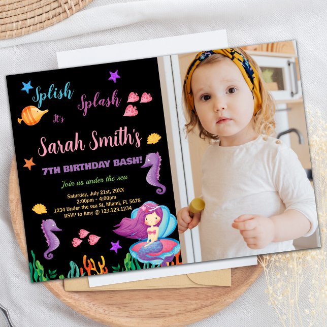 Invitation Photo Black Mermaid assis sur une coquille violett (Photo Black Mermaid Sit on Purple Shell Birthday Invitation)
