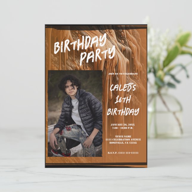 Invitation Photo Brown de boue Anniversaire moderne (Debout devant)